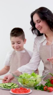 Anne ve oğlu mutfakta birlikte yemek hazırlıyorlar. Yüksek kalite fotoğraf