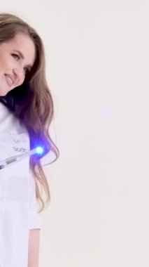 Fotopolymer lambası beyaz arka plandaki sihirli bir değnek gibi sihirli lamba gibi bir kadın doktor büyüler 