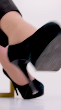 siyah yüksek topuklu ayakkabılar yakın plan kadın bacakları 30 santimetreden 30 santime kadar sıralanır beyaz sandalyenin altın bacakları 