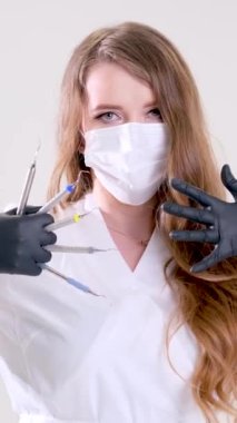 Cerrahlar cerrahi önlük ve maske altında neşter tutarlar. Tıbbi ve ilaç konsepti. Neşter cerrahları ameliyattan hemen önce makas yapar. Cerrahın sorumlu çalışması.