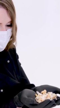 Siyah elbiseli kadın doktor azıdişlerini elinde tutuyor lateks eldivenler insan dişleri diş doktoru diş hekimi cerrahı boş uzay kadını. 