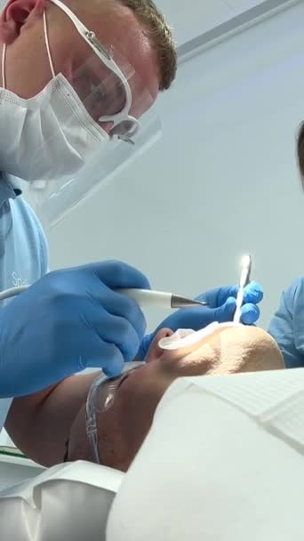 Artsen Professionals Tandheelkunde Behandelen Tanden Aan Mens Proces Bril Speciale — Stockvideo