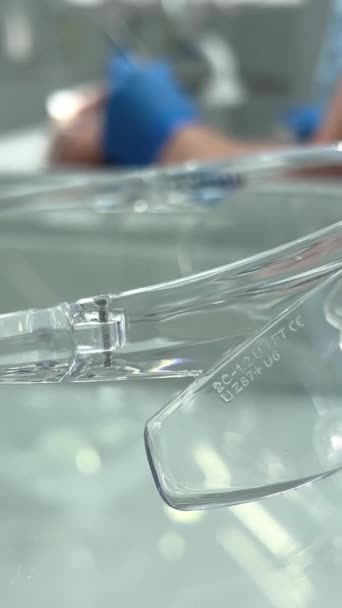 Close Protective Goggles Dentistry Lies Transparent Glass Bedside Table Background — Vídeo de Stock