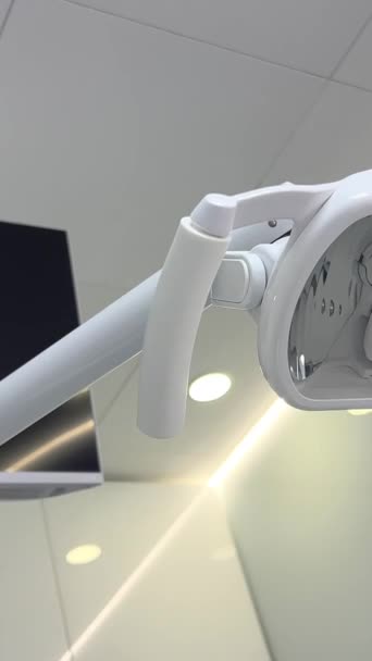 Професійний Стоматологічний Кабінет Лікарі Вмикають Світло Над Пацієнтом Ніхто Кадрі — стокове відео