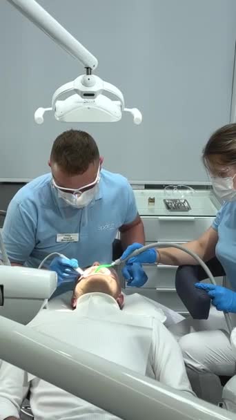 Medicinsk Behandling Tandläkarmottagningen Sidovy Tandläkare Prata Med Sin Patient Och — Stockvideo