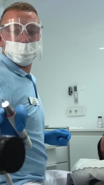 Medische Behandeling Bij Tandarts Kantoor Side View Dental Talking Her — Stockvideo