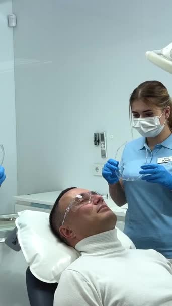Dure Tandheelkundige Kliniek Professionele Apparatuur Arts Verpleegkundige Zet Bril Staan — Stockvideo