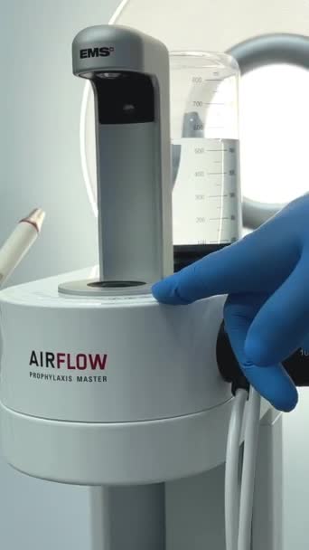 Készülék Fogkő Mélytisztítására Plakk Legújabb Készülék Fogászat Találmányok Airflow Orvosok — Stock videók