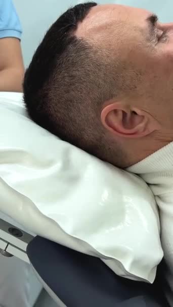 Aufblasbares Kissen Für Zahnarztstuhl Patient Hebt Chefarzt Legt Kopfkissen Auf — Stockvideo