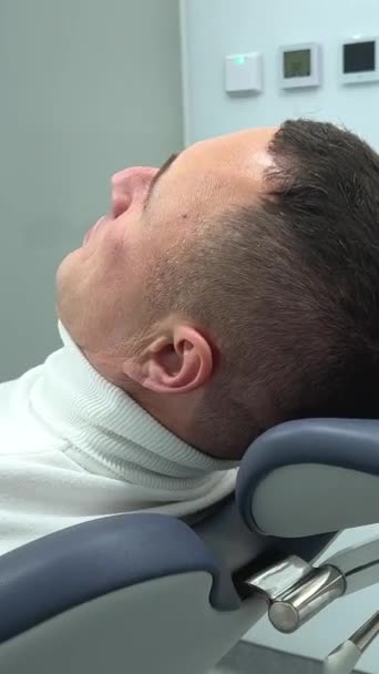 Uppblåsbar Kudde För Tandstol Patient Höjer Huvudet Läkare Sätter Kudde — Stockvideo