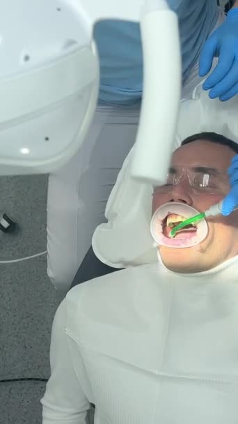 Clínica Dentária Tratamento Cárie Dentária Médicos Enfermeiros Paciente Todos Trabalhando — Vídeo de Stock