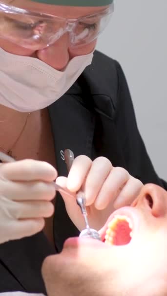 Consultorio Dental Dentista Asistente Realizan Una Operación Para Eliminar Concepto — Vídeos de Stock