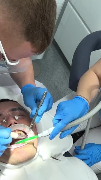 Läkare Blå Handskar Applicerar Salva Patienter Tänder Som Visar Var — Stockvideo