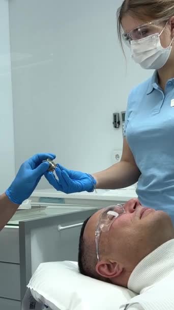 Kobieta Pielęgniarka Daje Specjalne Urządzenie Mycia Zębów Nowych Technologii Mężczyzna — Wideo stockowe