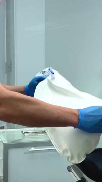 Uppblåsbar Kudde För Tandstol Patienten Höjer Huvudet Läkare Sätter Kudde — Stockvideo
