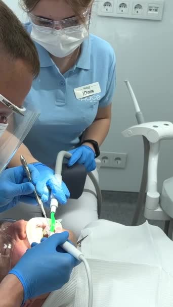 Dentystka Asystentka Badają Pacjenta Wypadniętym Zębem Praca Lekarza Stażysty Gabinecie — Wideo stockowe