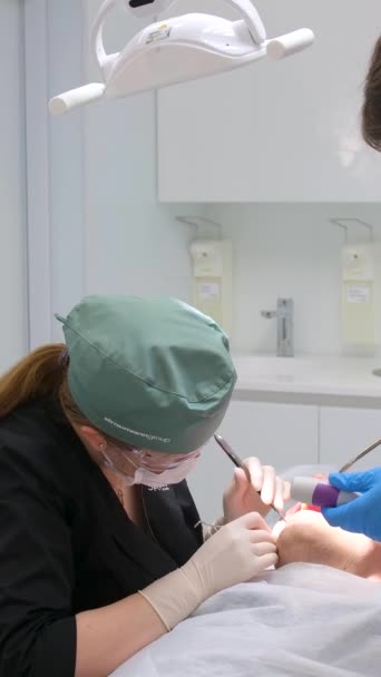Хірургічна Операція Стоматології Мудрість Видалення Зуба Стоматолог Асистент Нахилений Над — стокове відео
