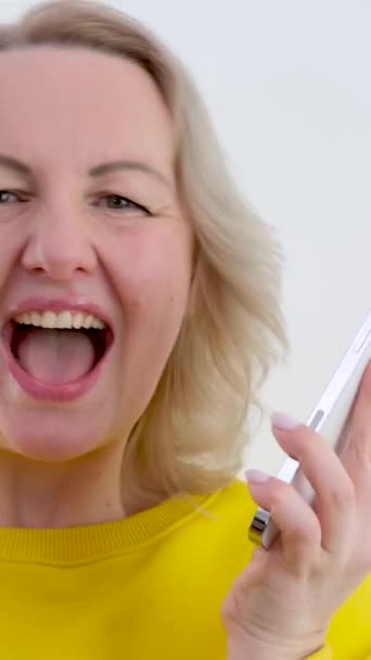 Zdalna Praca Technologia Koncepcja Ludzi Szczęśliwa Uśmiechnięta Młoda Kobieta Kalkulatorem — Wideo stockowe