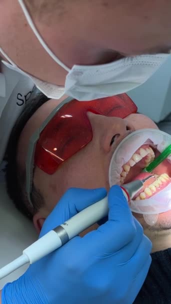 Αποστειρωμένα Γάντια Οδοντιατρική Κλινική Ένας Γιατρός Άνθρωπος Βούρτσες Άλλα Δόντια — Αρχείο Βίντεο