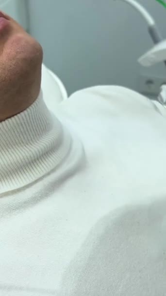 Krzesło Dentystyczne Człowiek Piękny Dorosły Biały Golf Kładzie Przezroczyste Okulary — Wideo stockowe