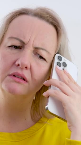 Una Mujer Está Hablando Por Teléfono Contacto Colgado Ella Está — Vídeo de stock