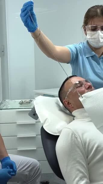 Προετοιμασία Ενός Ασθενούς Μια Οδοντιατρική Κλινική Νοσοκόμα Ντύσιμο Τον Πετσέτα — Αρχείο Βίντεο