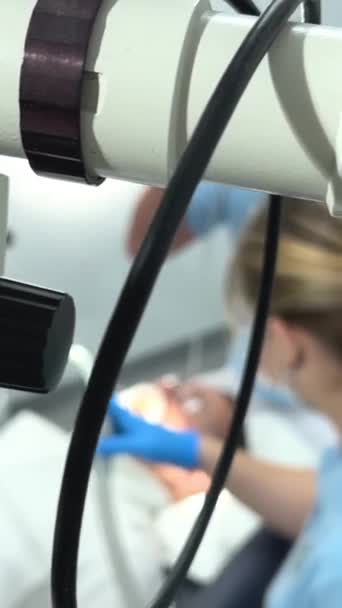Tandheelkunde Stagiaires Leren Tanden Microscoop Behandelen Jongeren Die Een Lip — Stockvideo