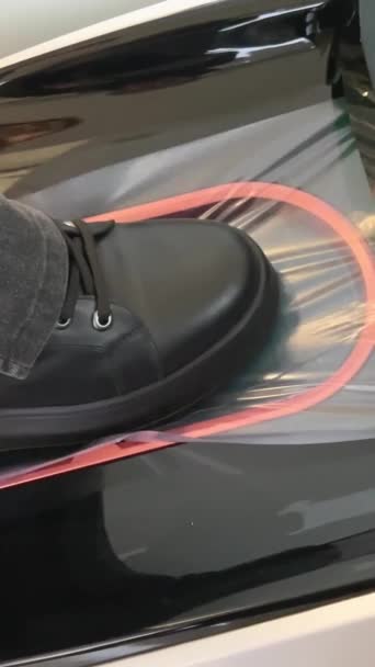 Aparelho Para Colocar Automaticamente Tampas Sapato Uma Clínica Hospital Fábrica — Vídeo de Stock