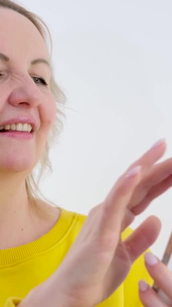 Nadšený Mladý Žena Držet Telefon Chatování Randění App Cítit Šťastný — Stock video