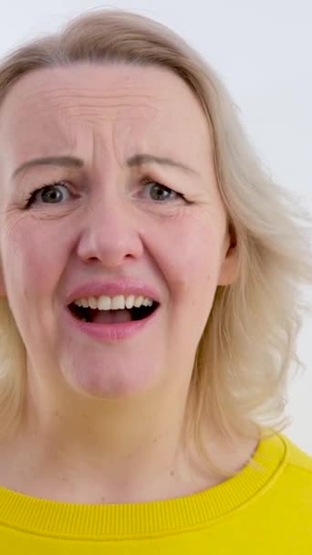 スローモーションでカメラで怒りっぽい女の叫びのワイドアングルスタジオショット 高品質4K映像 — ストック動画