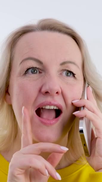 Žena Používající Mobilní Telefon Vysoce Kvalitní Záběry — Stock video