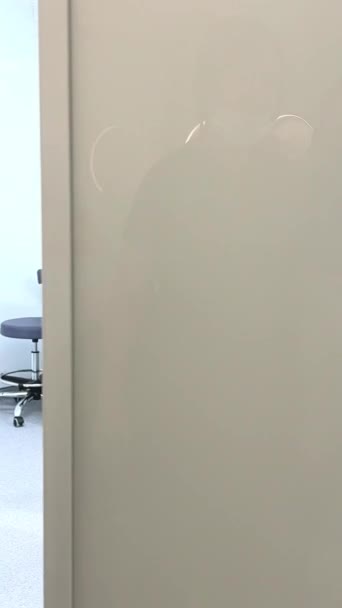 ドアを電子的に開く歯科の最新技術カメラは白い色の周りに患者の歯科用椅子の皮の写真が付属しています — ストック動画