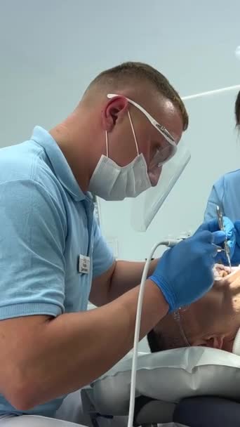 Zubní Klinika Mladý Lékař Muž Žena Zdravotní Sestra Dělá Čištění — Stock video