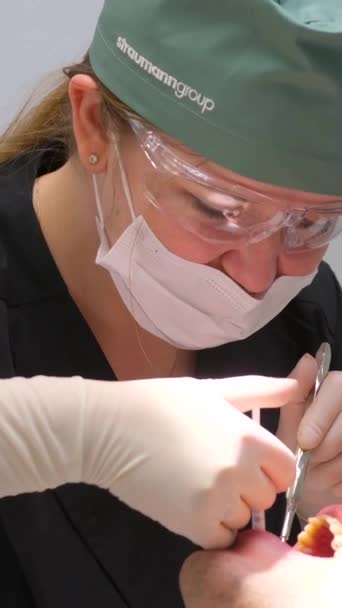 Médico Dentista Fêmea Faz Injeção Anestesia Com Uma Seringa Carpo — Vídeo de Stock