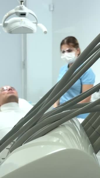 Läkare Blå Handskar Applicerar Salva Patienter Tänder Som Visar Var — Stockvideo