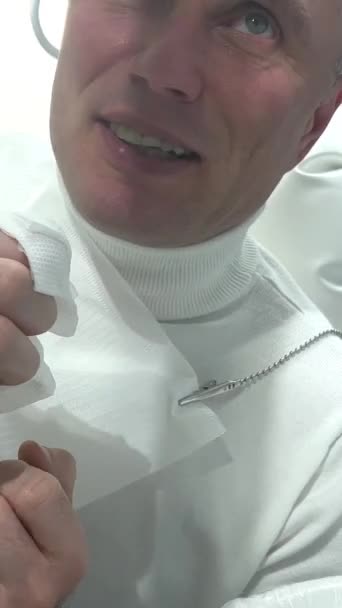 Άνθρωπος Φτύνει Στην Οδοντιατρική Σκουπίζοντας Πρόσωπό Του Μια Πετσέτα Μιλώντας — Αρχείο Βίντεο