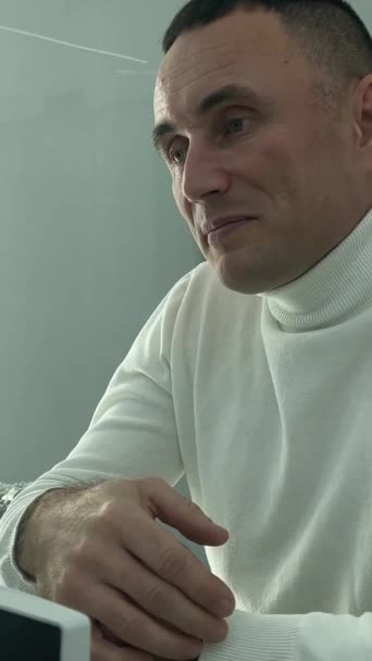 Beyaz Golflü Yakışıklı Orta Yaşlı Bir Adam Resepsiyonistin Yanındaki Beyaz — Stok video