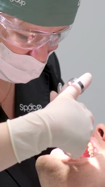 Οδοντιατρική Εργαλεία Γραφείο Γυναίκα Γιατρός Εγχέει Αναισθησία Σύριγγα Carpool Στον — Αρχείο Βίντεο