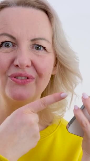 Blond Opgeheven Duim Omhoog Shows Klasse Toont Een Andere Vinger — Stockvideo