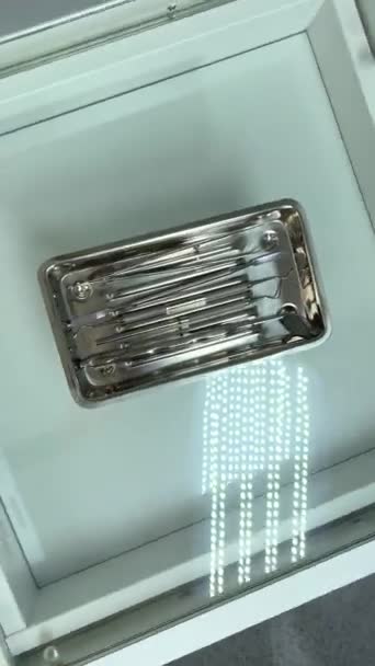 Oigenkännlig Tandläkare Blå Steril Handske Hålla Tandläkarverktyg Handen Demonstrerande Munspegel — Stockvideo