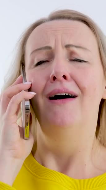 Vrouw Praat Veel Aan Telefoon Snel Gesprek Spraakzaam Blond Meisje — Stockvideo