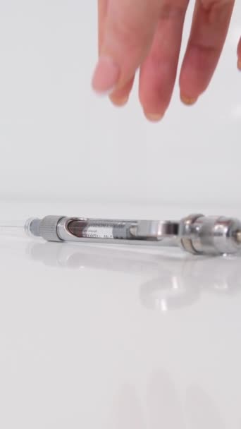 Een Vrouw Houdt Een Medische Injectiespuit Uitgestrekte Arm Richting Van — Stockvideo