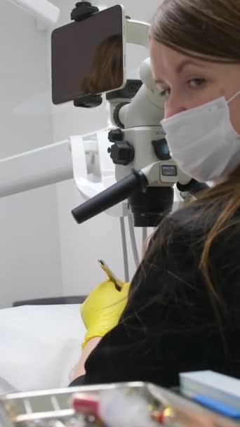 Tratamiento Dental Utilizando Última Tecnología Microscopio Médico Mira Hacia Atrás — Vídeo de stock