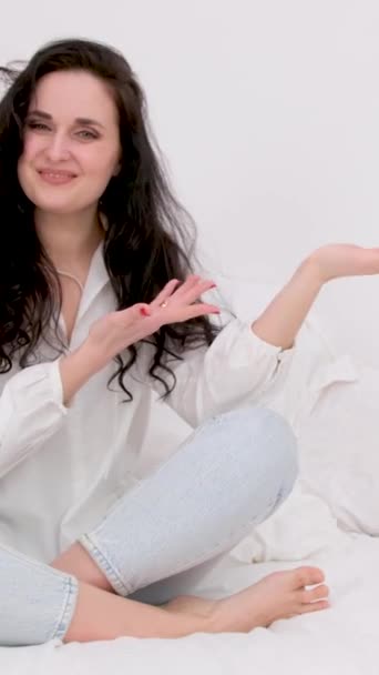Aufgeregte Junge Frau Die Ihre Handfläche Offen Hält Neue Produkte — Stockvideo