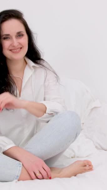 Woman Pajamas Bed Dances Music Headphones High Quality Footage — Stock Video