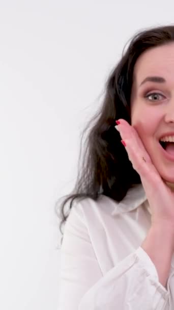 幸せな女性は白い壁にポーズ 高品質4K映像 — ストック動画