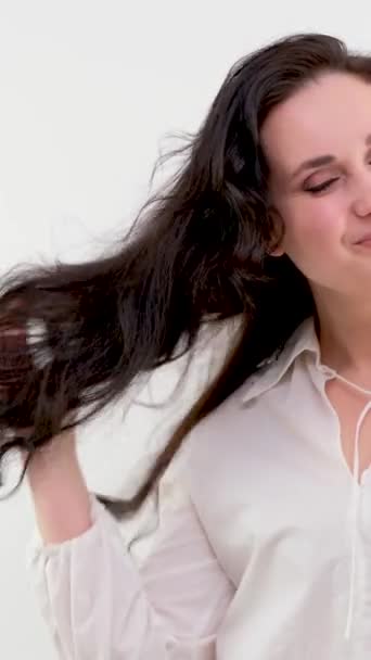 Красивая Модная Модель Улыбается Позирует Улице Выпрямляет Длинные Волосы Очаровательная — стоковое видео