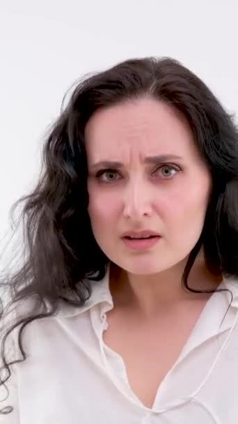Fond Blanc Femme Mécontente Vagues Montrant Qui Importe Elle Lève — Video