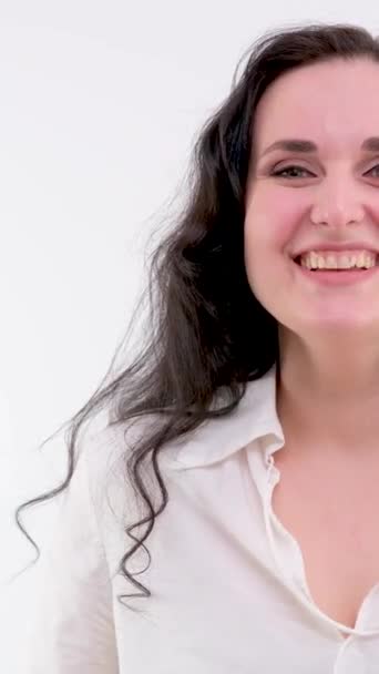 一个成年女人黑头发的真诚笑声显示了一个手指挥动着微笑的背景浅色衣服干净的皮肤关系交流情感笑话有趣的故事 — 图库视频影像