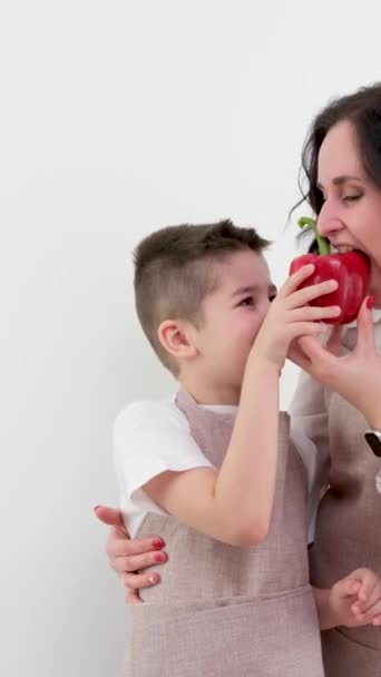 Ibu Menggigit Anak Paprika Merah Memeluk Ruang Untuk Teks Menyenangkan — Stok Video